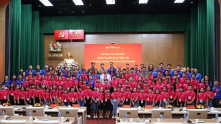 Bộ trưởng Tô Lâm gặp mặt, tặng quà các cháu thiếu nhi tiêu biểu tỉnh Hưng Yên