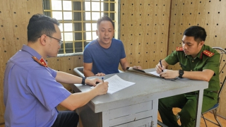 Khởi tố 2 đối tượng khai thác cát trái phép, chống người thi hành công vụ