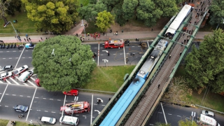 Tàu hỏa Argentina bị "xé toạc" sau va chạm khiến 90 người bị thương