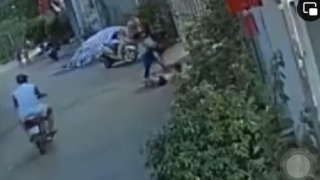 Tạm đình chỉ giáo viên mầm non đánh bé gái 8 tuổi