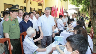Bộ trưởng Tô Lâm thăm, tặng quà các mẹ Việt Nam Anh hùng, người có công, gia đình chính sách tại xã Kim Liên