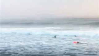 Người đàn ông dũng cảm lao xuống biển cứu người đuối nước