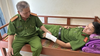 Cảnh sát khu vực bị thương khi ngăn chặn hàng chục đối tượng chém nhau