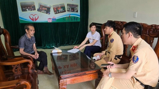 CSGT Lạng Sơn xuyên đêm tìm người thân cho ông lão đi lạc, nằm giữa quốc lộ