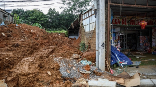 Đêm không ngủ tìm kiếm các nạn nhân vụ sạt lở ở Ba Vì