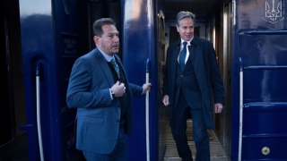 Ngoại trưởng Mỹ đi tàu hỏa đến Ukraine giữa lúc "dầu sôi lửa bỏng"