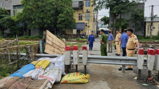 Tháo dỡ  “cầu vượt” người dân tự lắp đặt qua đường sắt