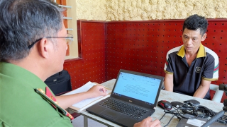 Vừa ra tù lại mang súng và bình xịt hơi cay đi cướp giật