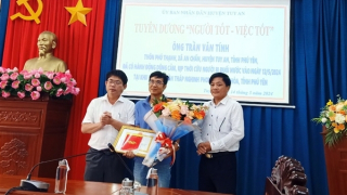 Tuyên dương người đàn ông dũng cảm lao xuống biển cứu người đuối nước