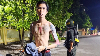 Tuần tra lúc nửa đêm, bắt quả tang nam thanh niên "lận lưng" súng ngắn