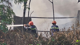 Xưởng sản xuất mũ bảo hiểm đã ngưng hoạt động bất ngờ bốc cháy