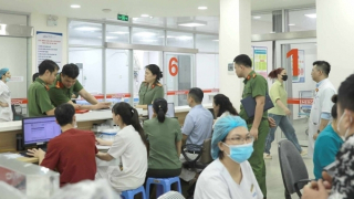 Hàng trăm công nhân có biểu hiện ngộ độc thực phẩm ở Vĩnh Phúc