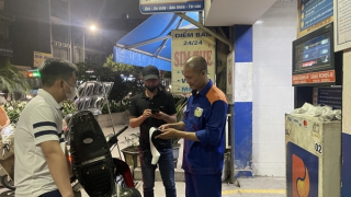 Giá xăng RON95-III giảm 409 đồng/lít