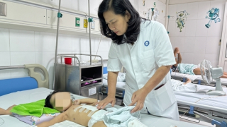 Bé gái 3 tuổi bị xe công nông cán qua người hồi phục kỳ diệu