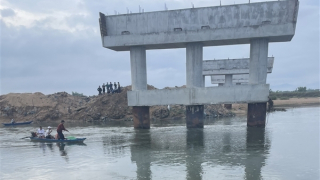 Xác định danh tính nạn nhân trong vụ lật xuồng trên sông Ba ở công trình thi công đường cao tốc