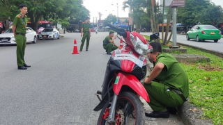 Khởi tố bà ngoại giao xe máy cho cháu khi chưa đủ tuổi điều khiển