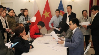 Hỗ trợ tiểu thương Việt làm lại giấy tờ sau vụ cháy trung tâm thương mại ở Ba Lan