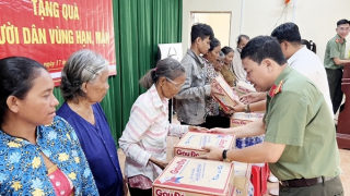 Báo CAND chia sẻ khó khăn với người dân vùng hạn mặn