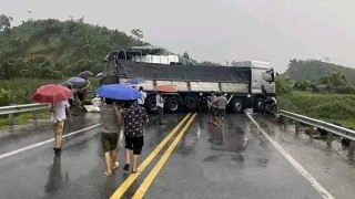 Hai xe ô tô va chạm trong mưa trên cao tốc Nội Bài - Lào Cai