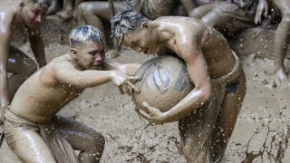 Độc đáo lễ hội vật cầu bùn ở Bắc Giang