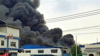 Lửa thiêu rụi xưởng sản xuất giày dép trong giờ nghỉ trưa