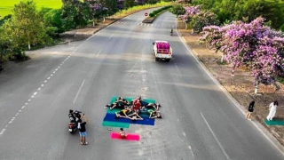 Xử phạt nhóm người tập yoga giữa đường để chụp ảnh