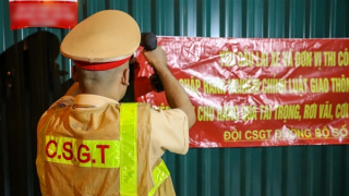 CSGT đến công trường, căng băng rôn nhắc nhở tài xế không chở quá tải