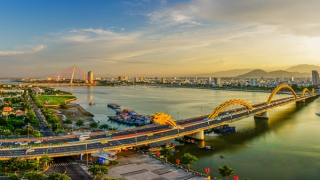 Miền Trung trên 37 độ, trời oi bức; Bắc Bộ có mưa dông