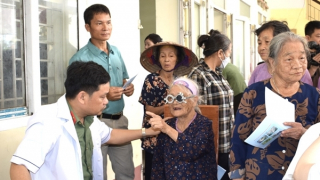 Bệnh viện 19-8 khám bệnh miễn phí và trao quà cho gia đình chính sách, hộ nghèo tại Hưng Yên