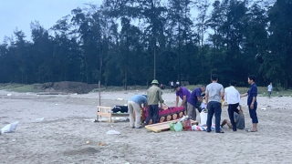 Nỗ lực tìm kiếm hai nam sinh mất tích khi tắm biển