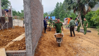 Công an huyện Yên Sơn giúp đỡ người dân dựng lại nhà sau thiên tai