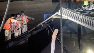 Bắt quả tang 4 tàu hút cát trái phép trên sông Hồng