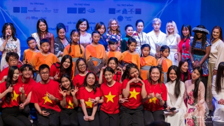 Biểu diễn âm nhạc và thời trang để quảng bá văn hoá Việt tại Anh