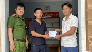 Trao trả 30 triệu cho người dân để quên tiền tại cây ATM