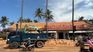 Công an giúp dân khắc phục lũ cát tràn lấp 2 tuyến đường ở Phan Thiết