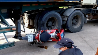 Va chạm xe đầu kéo, 2 nữ công nhân thương vong