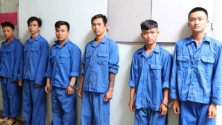 Nhóm côn đồ chém người vì cho rằng bị "nhìn đểu" ra đầu thú