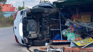 Tài xế ngủ gục, xe 5 chỗ lao vào tiệm tạp hóa rồi lật ngang