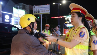 Khi người dân chung tay cùng CSGT