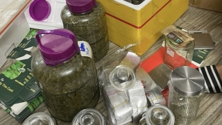 Từ trình báo của shipper, phát hiện đối tượng chia 4kg cần sa đi bán lẻ