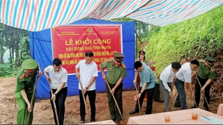 Khởi công xây dựng nhà cho 2 hộ nghèo tại huyện Lạc Sơn