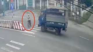 Nữ lao công bị xe tải tông tử vong khi đi xe đạp ngược chiều