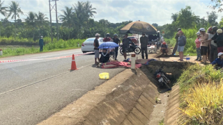 Xe máy lao xuống mương nước ven đường, 2 người tử vong