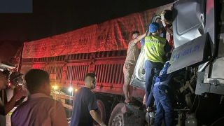 Giải cứu tài xế xe đầu kéo mắc kẹt trong cabin sau tai nạn