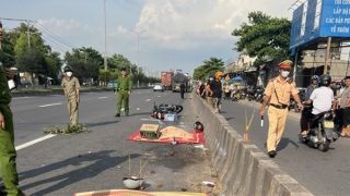 Hai người thiệt mạng vì chạy xe máy vào làn ô tô