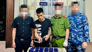 Ra đường cùng 12.000 viên ma tuý tổng hợp