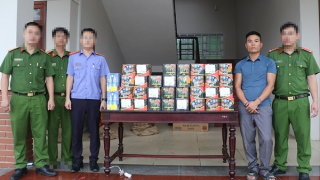 Bị bắt giữ khi đang mang 100 kg pháo giao cho khách