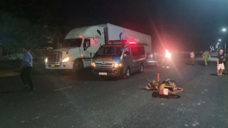 Đâm vào đuôi xe đầu kéo đậu bên đường, hai cha con tử vong