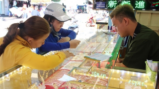 Đưa vàng miếng SJC ra thị trường với giá sản xuất để kéo giảm mức chênh lệch