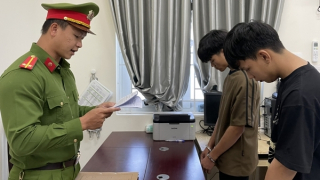 Truy bắt hai tên cướp “nhí” giật tài sản phụ nữ đi đường